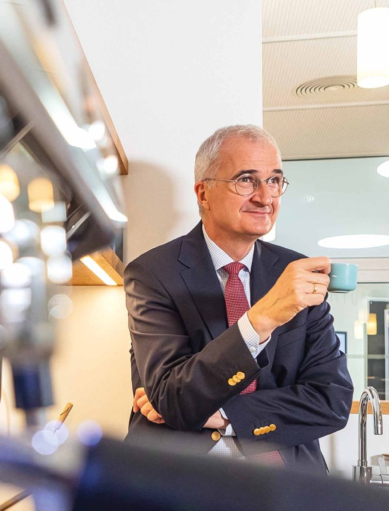 Peter Falkai mit einer Tasse Espresso